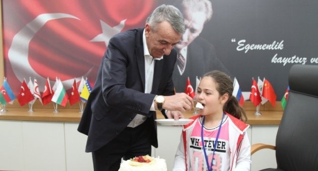 10 Yaşındaki Azeri Çocuğu Hayat’a Doğum Günü Sürprizi