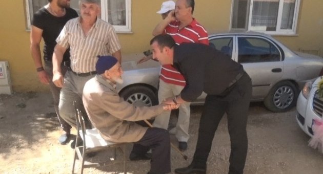102 Yaşında Gelin Arabasının Önünü Kesti, Delikanlı Başı Oldu