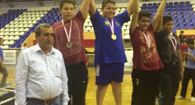 11 Yaşındaki Ayvalıklı Güreşçi Türkiye İkincisi Oldu