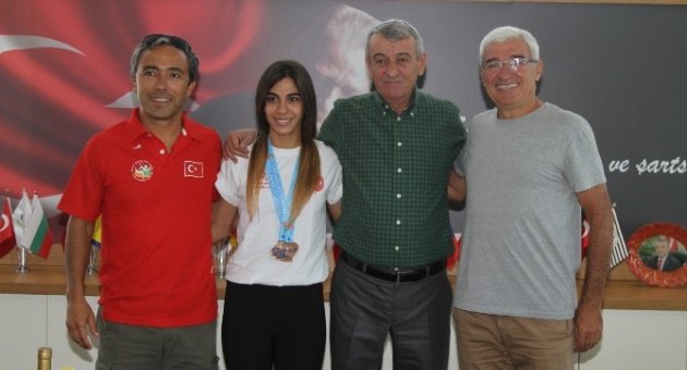 17 Yaşındaki Atletten Çifte Başarı