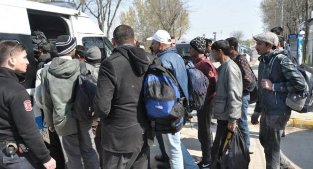 18 Göçmeni Yurt Dışı Diye Keşan’da Parka Bıraktılar