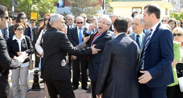 19 Mayıs Kutlamalarında ’siyasi Bayrak’ Krizi