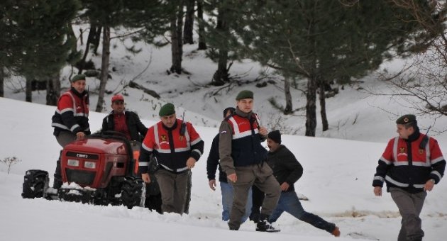2 Metre Karda Nefes Kesen Çalıntı Traktör Operasyonu
