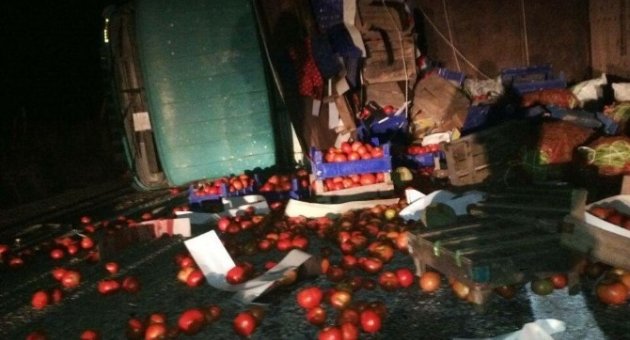 2 Ton Domates Yola Saçıldı