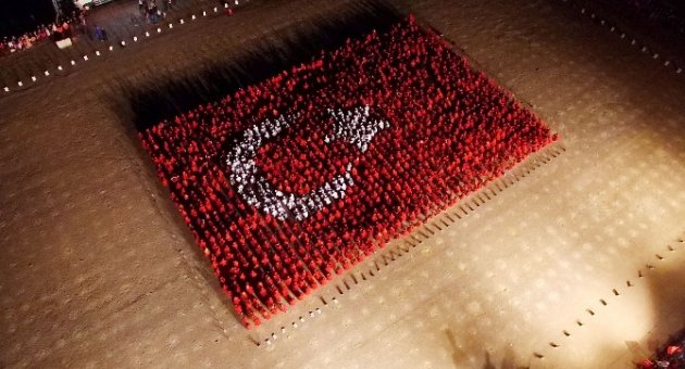 2015 Kişi Dev Türk Bayrağı Oluşturdu