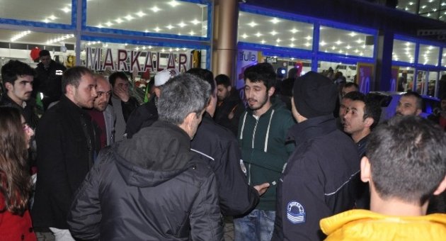 3 Araca Çarpan Otomobil Alışveriş Merkezine Girdi