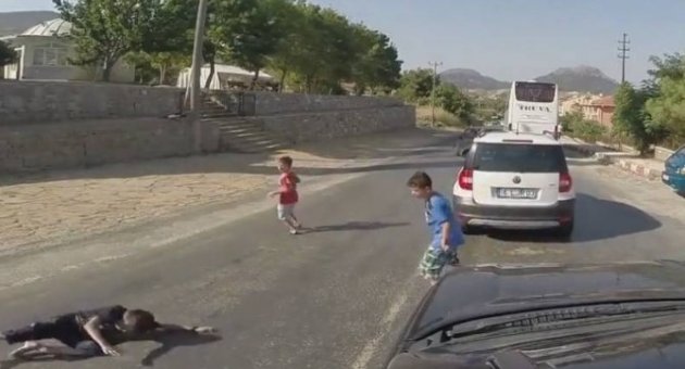 3 Çocuk Otomobilin Altında Kalmaktan Son Anda Kurtuldu