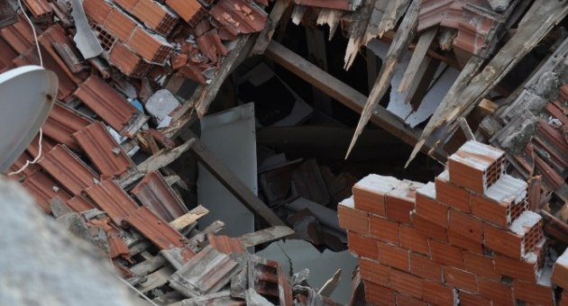 3 Katlı Apartmanın Çatısı Tek Katlı Evin Üstüne Göçtü, Evde Uyuyan 4 Kişi Canını Zor Kurtardı