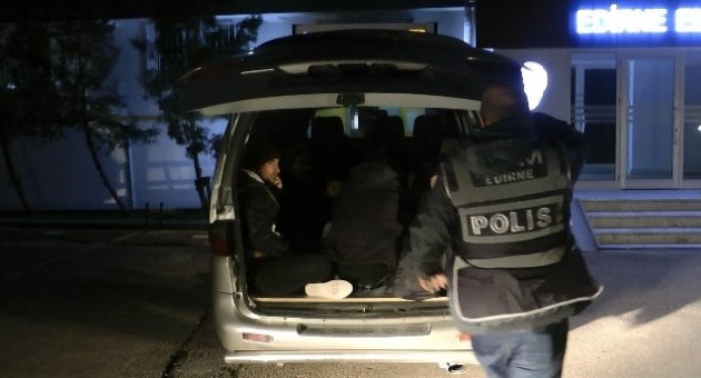 3 Kişilik Araçtan 13 Kaçak Göçmen Çıktı