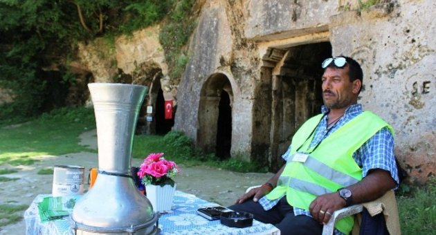 30 Yıldır Gönüllü Manastır Bekçiliği Yapıyor