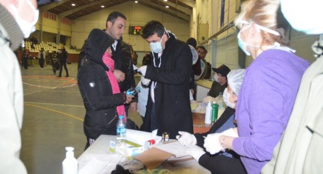337 Kaçak Göçmen Spor Salonunda Sağlık Kontrolünden Geçirildi