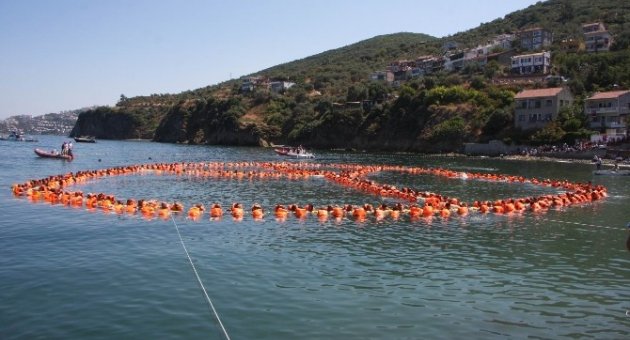 460 Kişi Denizde Barış Sembolü Oluşturdu, Rekorlar Kitabı’na Girdi