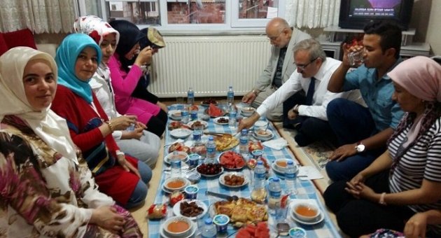 5 Yıldızlı Otellere Gitmeyen Vali Karaloğlu, Orucunu Vatandaşlarla Açıyor