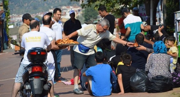 54 Kaçak Göçmen Boğulmak Üzereyken Kurtarıldı