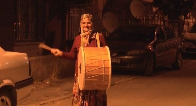 62’lik Ayşe Teyze İzmir’i Sahura Kaldırıyor