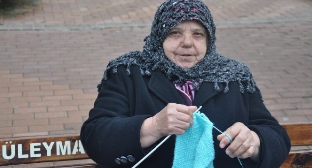 71 Yaşındaki Emine Nine Geçimini El İşlerini Satarak Sağlıyor
