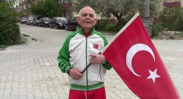 72’lik Dededen Türk Bayraklı Cumhuriyet Koşusu