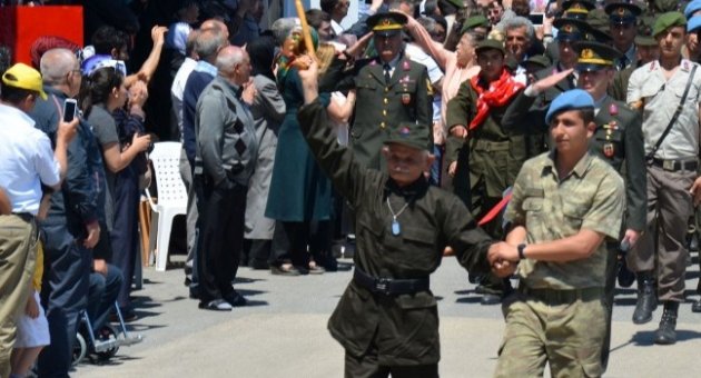 77 Yaşında Asker Oldu, Gözyaşlarına Boğuldu