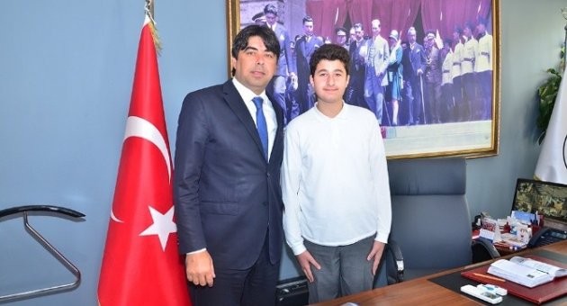 8. Sınıf Öğrencisi Başkan Gökhan Demirağ’ın Koltuğuna Oturdu