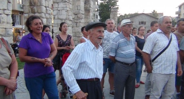 90’lık Ali Dede Elindeki Bastonuyla Suruç Saldırısını Kınadı
