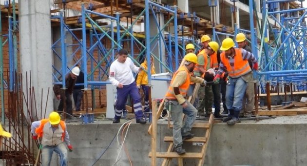 Adliye İnşaatında Çalışan İşçi Üçüncü Kattan Düşerek Yaralandı