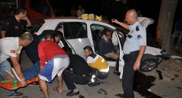 Ağaca Çarpan Araçta 5 Kişi Sıkıştı