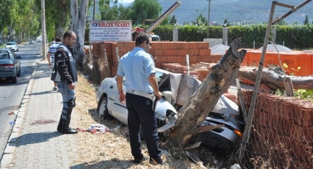 Ağaca Çarpan Otomobildeki 4 Genç Yaralandı
