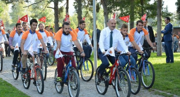 Ak Gençlerden Bisikletli Seçim Çalışması