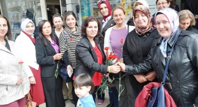 Ak Kadınlar 8 Mart’ta Karanfil Dağıttı