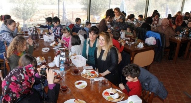 Ak Kadınlar Kimsesiz Çocuklarla Buluştu