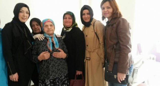 Ak Kadınlar Yaşlıları Unutmadı