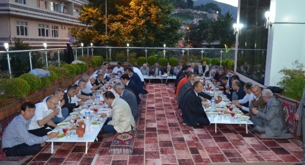 Ak Parti Eski İlçe Başkanları İftarda Buluştu