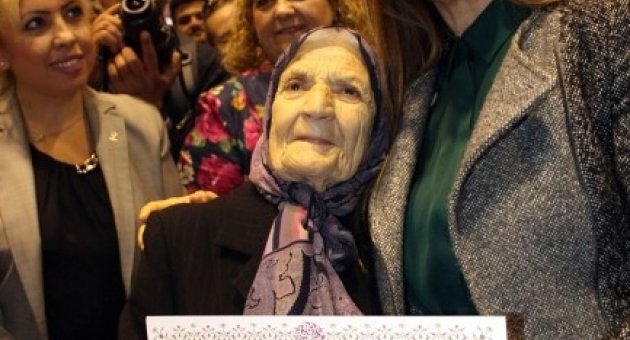 Ak Parti Genel Başkan Yardımcısı Nükhet Hotar, Mazbatasını Annesiyle Aldı