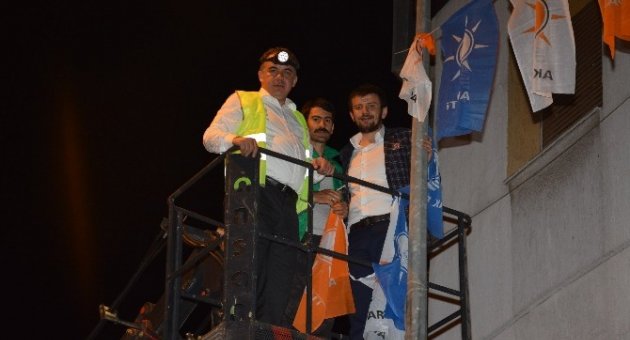 Ak Parti İzmir İl Başkanı Delican Vinç Üzerine Çıkıp Bayrak Astı