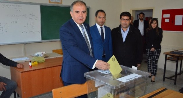 Ak Parti İzmir İl Başkanı Oyunu Kullandı