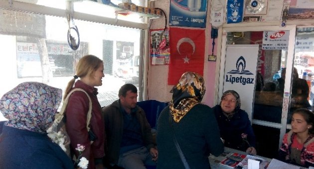 Ak Parti Kadın Kolları Esnafa Karanfil Dağıttı