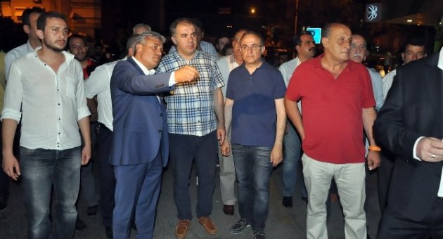 Ak Parti Karşıyaka Binası Önüne Ses Bombası Atıldı