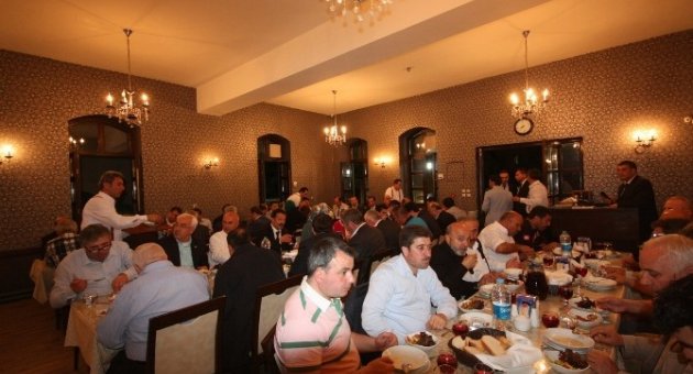 Ak Parti Osmangazi İlçe Teşkilatının Eski Ve Yeni Yöneticileri Bir Araya Geldi