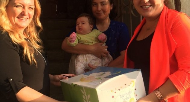 Ak Parti’den Annelere Bebek Çantası Sürpriz