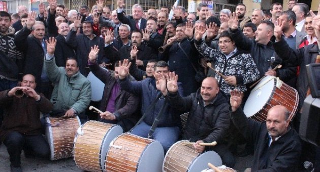 Ak Partili Adaydan Ankara’ya ‘rabia’ İşaretli Selam