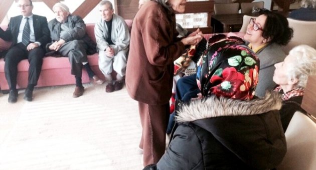 Ak Partili Hanımlardan Yaşlılara Moral