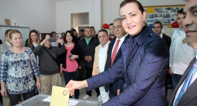 Ak Partili Hotar’dan “balkon” Göndermesi