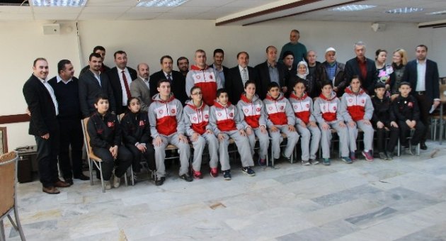 Ak Partili Kahraman’dan Sporcu Ve Engellilere Destek Sözü