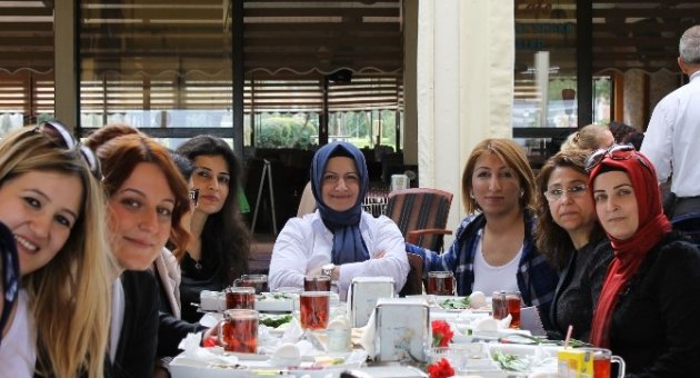Ak Partili Kurtaran’a Özel 8 Mart Kahvaltısı