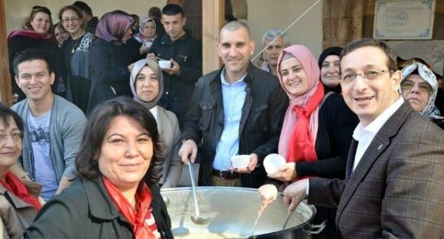 Ak Partili Tansu Kaya Vatandaşlara Aşure İkram Etti