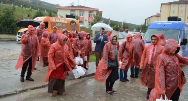 Ak Partilileri Yağmur Da Durduramadı