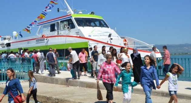 Akşemseddin Gemisinde İndirim İzdihamı