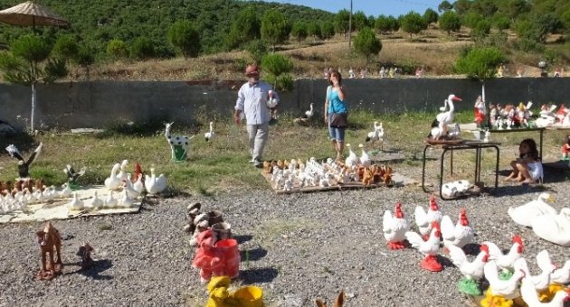 Alçı Heykeller Sındırgılı Çiftçiye Gelir Oldu