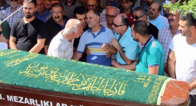 Aliağa’da İntihar Ettiği Sanılan Genç Toprağa Verildi
