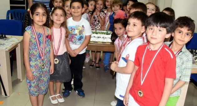 Aliağa’da Satranç Öğrencilerine Başarı Belgesi
